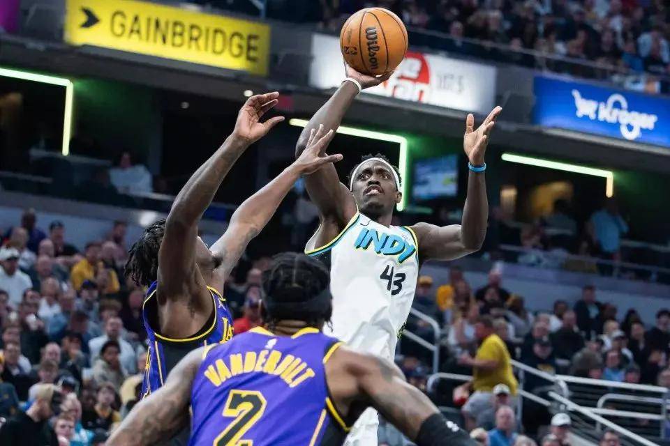 詹姆斯在法国队比赛中出色防守，回归赛场引发热议！的简单介绍